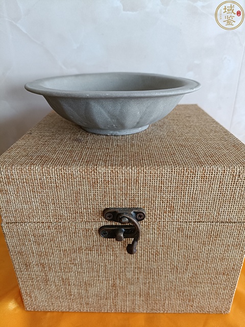 古玩陶瓷館藏級南宋御用龍泉青瓷蓮瓣紋折沿洗拍賣,當前價格2980元