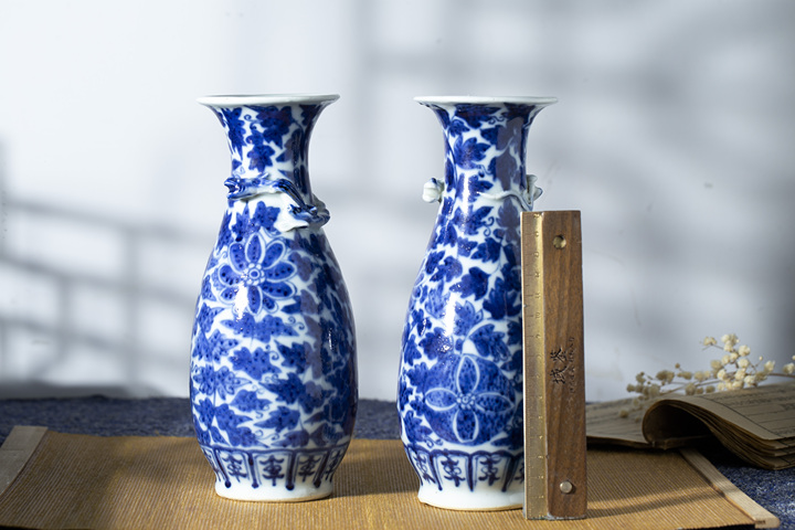 中国　青花纏枝花連卉文　尊式瓶　V　R6155B An extremely rare blue and white 'peony' jar, guan, Yuan