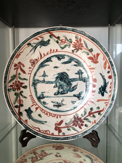 古玩陶瓷明晚期 紅綠彩 魚藻獅紋盤拍賣，當前價格15000元
