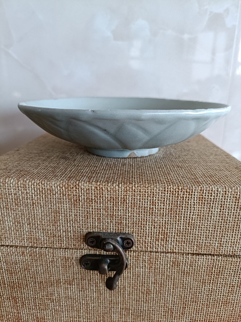 古玩陶瓷館藏級北宋早期御用龍泉青瓷刻仰蓮紋盤拍賣,當前價格2980元