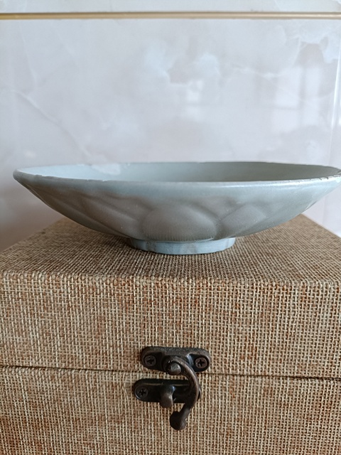 古玩陶瓷館藏級北宋早期御用龍泉青瓷刻仰蓮紋盤拍賣,當前價格2980元