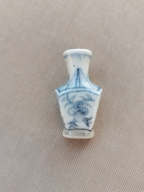 古玩陶瓷鳥(niǎo)食罐拍賣,當(dāng)前價(jià)格0元
