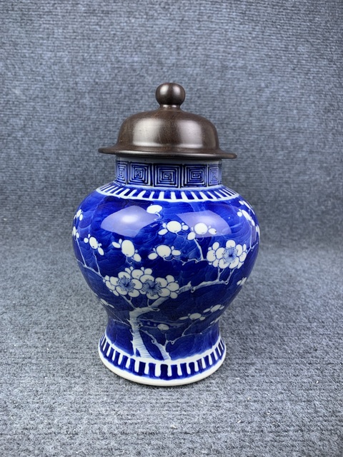 古玩陶瓷青花留白冰梅紋將軍罐拍賣,當(dāng)前價(jià)格2588元