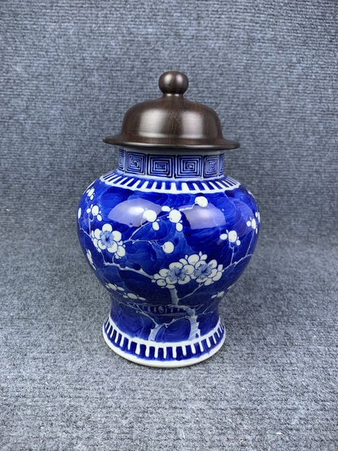 古玩陶瓷青花留白冰梅紋將軍罐拍賣,當(dāng)前價(jià)格2588元