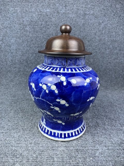 古玩陶瓷青花留白冰梅紋將軍罐拍賣,當(dāng)前價(jià)格2588元