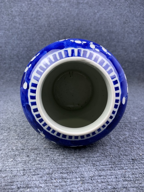 古玩陶瓷青花留白冰梅紋將軍罐拍賣,當(dāng)前價(jià)格2588元