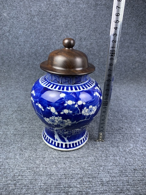 古玩陶瓷青花留白冰梅紋將軍罐拍賣,當(dāng)前價(jià)格2588元