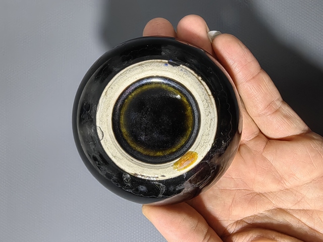 古玩陶瓷罕見帶原銅座~烏金釉文房水盂拍賣，當前價格2400元