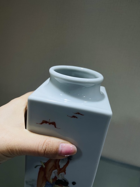 古玩陶瓷粉彩人物四方琮式瓶拍賣，當前價格28000元