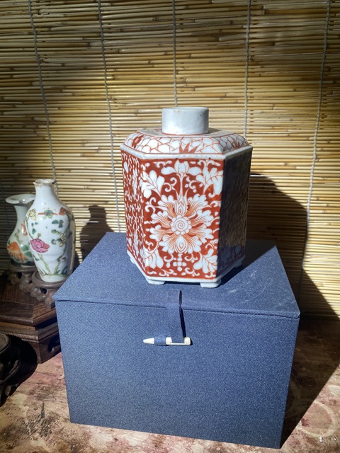 古玩陶瓷清中期礬紅花卉紋茶葉罐拍賣,當(dāng)前價(jià)格1800元