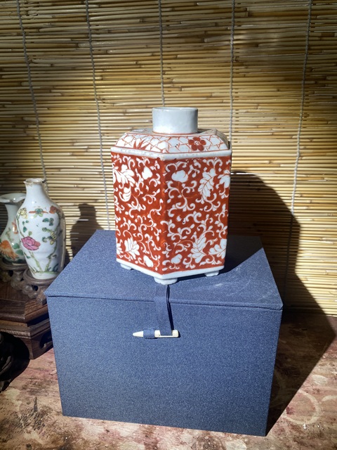 古玩陶瓷清中期礬紅花卉紋茶葉罐拍賣,當(dāng)前價(jià)格1800元