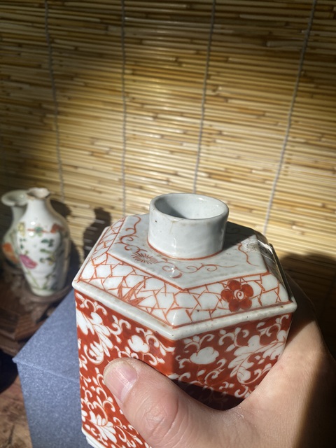 古玩陶瓷清中期礬紅花卉紋茶葉罐拍賣,當(dāng)前價(jià)格1800元