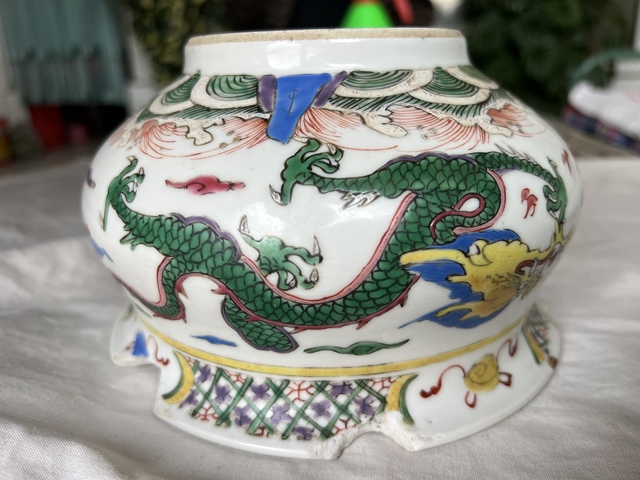 古玩陶瓷清雍正粉彩云龍趕珠紋香爐真品鑒賞圖