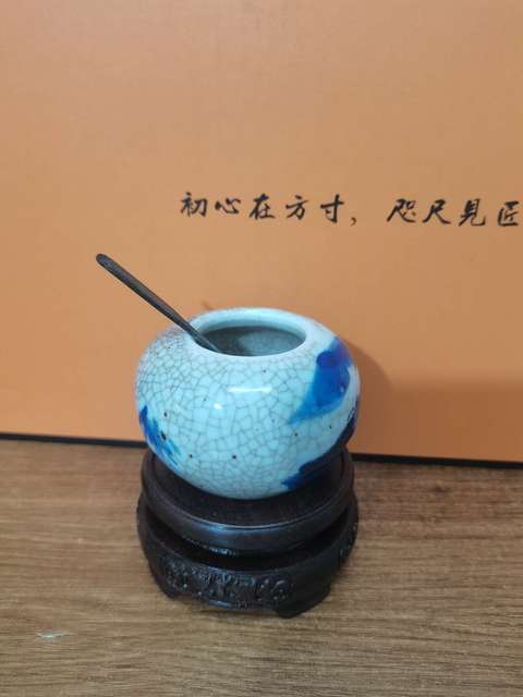 古玩陶瓷清晚期哥釉青花山水人物紋水盂拍賣,當前價格1500元