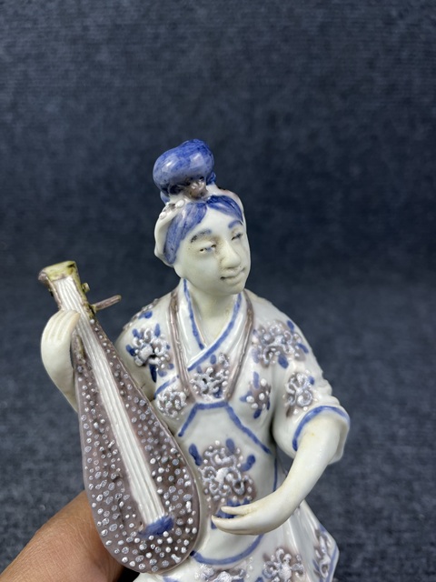 古玩陶瓷青花釉里紅堆白花卉紋琵琶侍女塑像拍賣,當前價格2388元