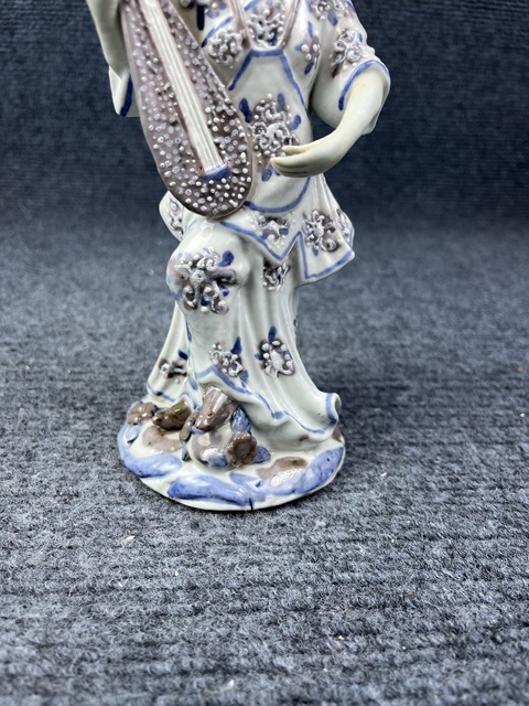 古玩陶瓷青花釉里紅堆白花卉紋琵琶侍女塑像拍賣,當前價格2388元