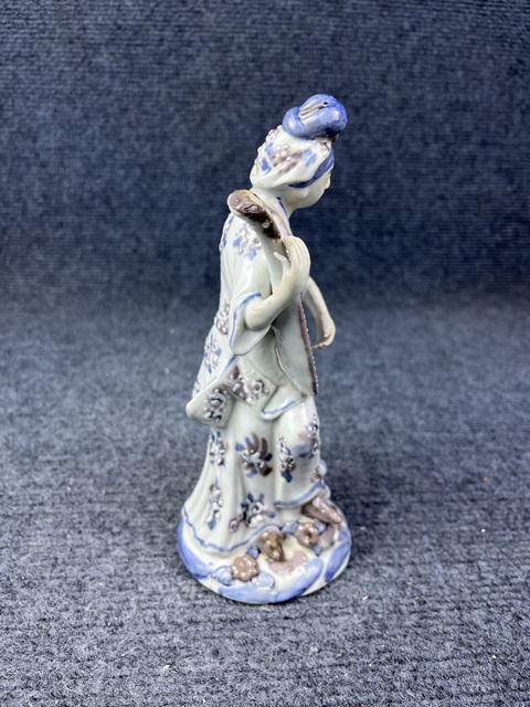古玩陶瓷青花釉里紅堆白花卉紋琵琶侍女塑像拍賣,當前價格2388元