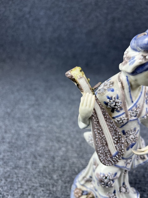古玩陶瓷青花釉里紅堆白花卉紋琵琶侍女塑像拍賣,當前價格2388元