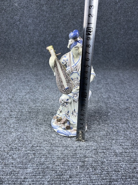 古玩陶瓷青花釉里紅堆白花卉紋琵琶侍女塑像拍賣,當前價格2388元