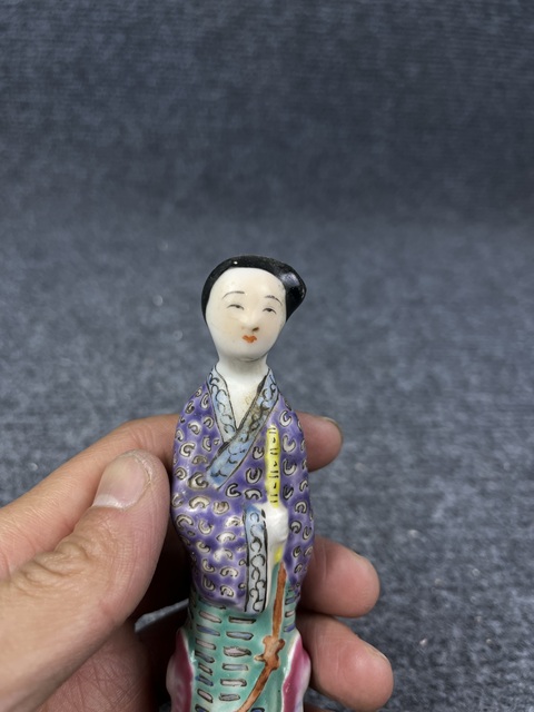 古玩陶瓷民國粉彩侍女塑像拍賣，當前價格800元