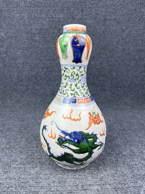 古玩陶瓷青花五彩龍紋蒜頭瓶拍賣，當前價格9888元