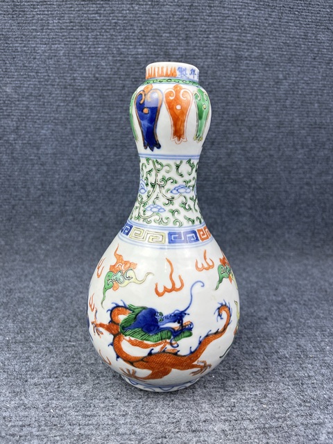 古玩陶瓷青花五彩龍紋蒜頭瓶拍賣，當前價格9888元