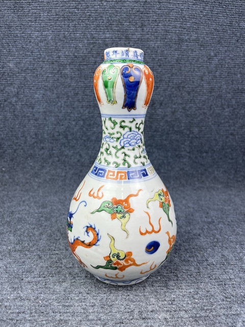 古玩陶瓷青花五彩龍紋蒜頭瓶拍賣，當前價格9888元