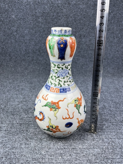 古玩陶瓷青花五彩龍紋蒜頭瓶拍賣，當前價格9888元