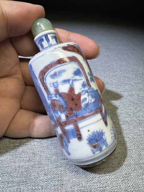中国骨董　清中期　青花釉裏紅　人物　鼻煙壺　翡翠蓋　骨杓 瓷胎青花釉裡紅西遊記圖鼻煙壺-宇珍國際藝術| Yu Jen Taipei壺裏