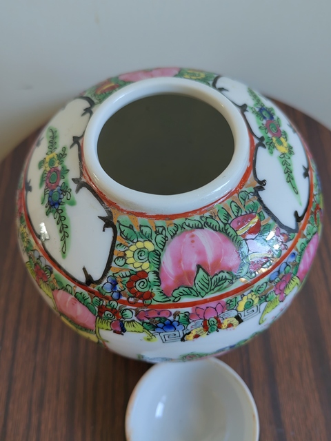 古玩陶瓷廣彩開窗花卉紋蓋罐拍賣,當前價格880元