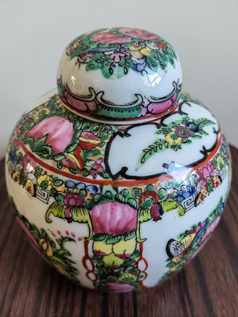 古玩陶瓷廣彩開窗花卉紋蓋罐拍賣,當前價格880元
