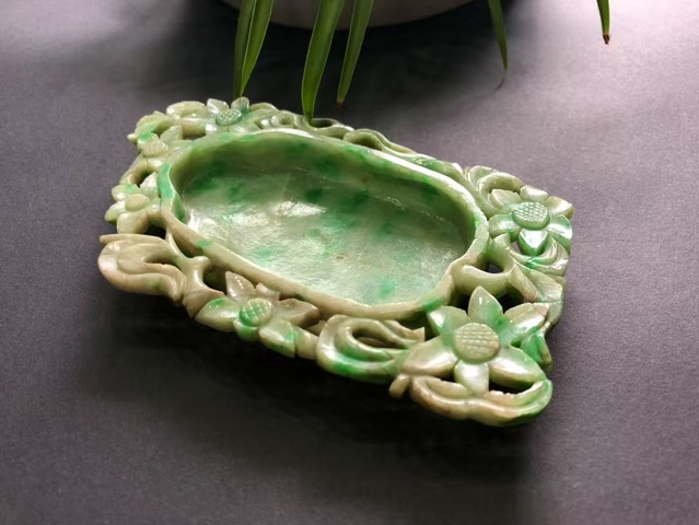 古玩玉器清代翡翠雕“花卉紋”筆洗拍賣，當前價格33000元