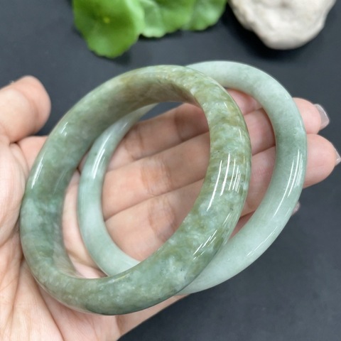 古玩玉器167F1792**** 翡翠手鐲  一手兩個(gè)圈口58.9/60.1拍賣，當(dāng)前價(jià)格198元