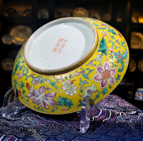 古玩陶瓷【2025精品洋彩官窯】清光緒黃地洋彩纏枝花卉五福紋盤拍賣,當前價格66800元