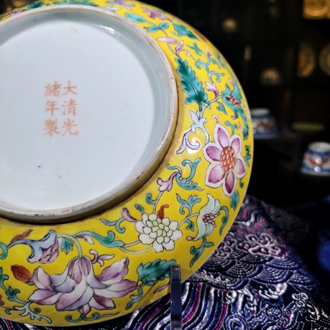 古玩陶瓷【2025精品洋彩官窯】清光緒黃地洋彩纏枝花卉五福紋盤拍賣,當前價格66800元