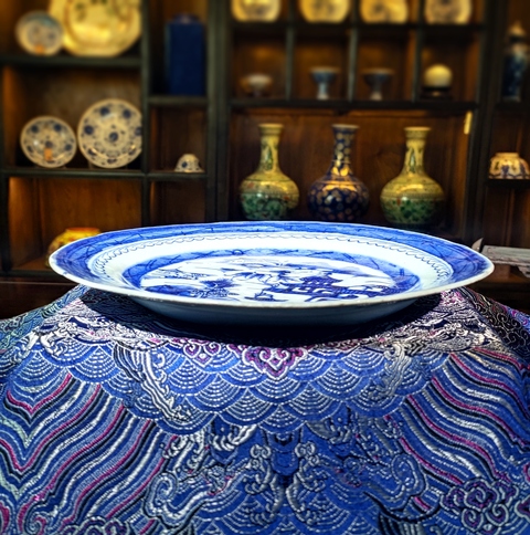 古玩陶瓷【2025新春放漏】樓臺亭閣山水紋青花大盤拍賣,當前價格1280元