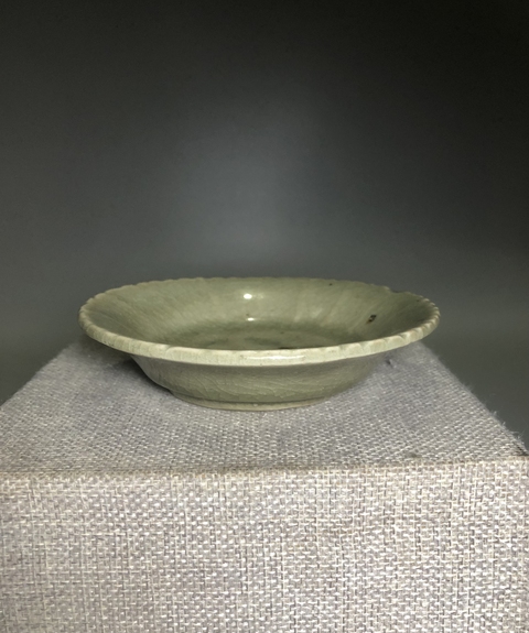 古玩陶瓷明,景德鎮(zhèn)窯翠青釉葵口出筋盤拍賣,當(dāng)前價(jià)格1600元