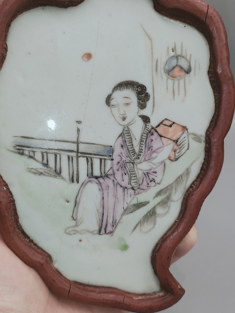 古玩陶瓷民國,粉彩仕女人物樹葉造型瓷板拍賣,當前價格760元