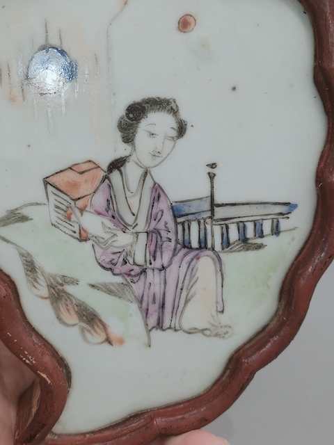 古玩陶瓷民國,粉彩仕女人物樹葉造型瓷板拍賣,當前價格760元