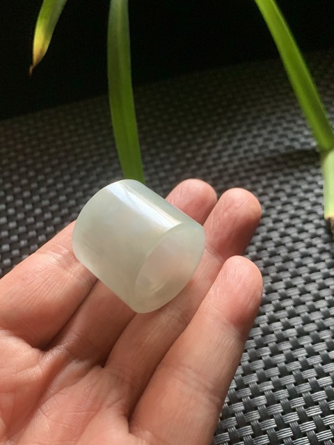 古玩玉器清代翡翠雕“素紋扳指”拍賣,當(dāng)前價(jià)格5000元