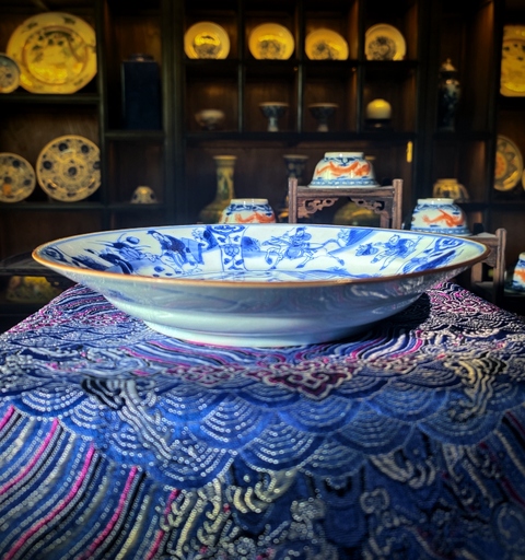 古玩陶瓷【2025康熙人物場景故事精品】11人青花折沿盤拍賣,當前價格11800元