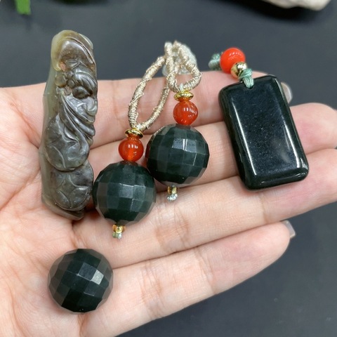 古玩玉器190和田玉掛墜一組一手走總約重46.73g拍賣,當前價格98元