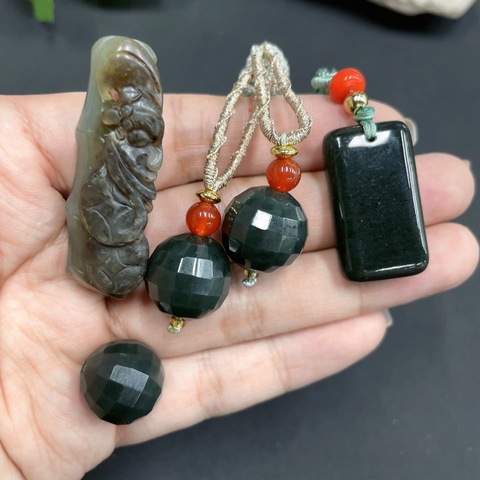 古玩玉器190和田玉掛墜一組一手走總約重46.73g拍賣,當前價格98元