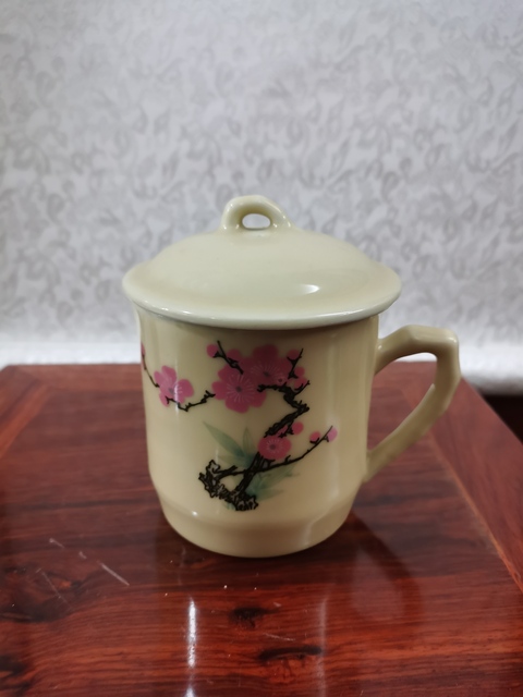 古玩陶瓷梅紋執(zhí)杯拍賣，當前價格180元