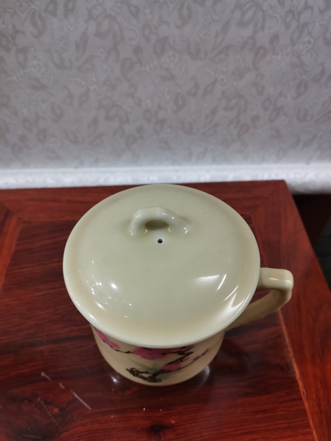 古玩陶瓷梅紋執(zhí)杯拍賣，當前價格180元