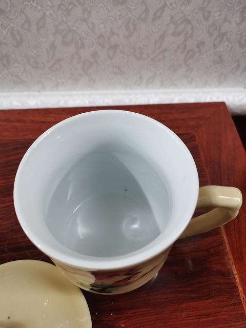 古玩陶瓷梅紋執(zhí)杯拍賣，當前價格180元