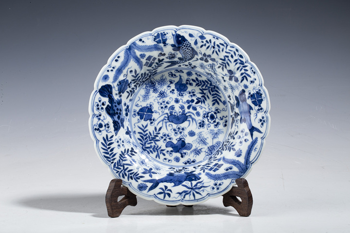 古玩陶瓷清康熙·青花魚蟹紋花口盤拍賣,當(dāng)前價(jià)格7500元