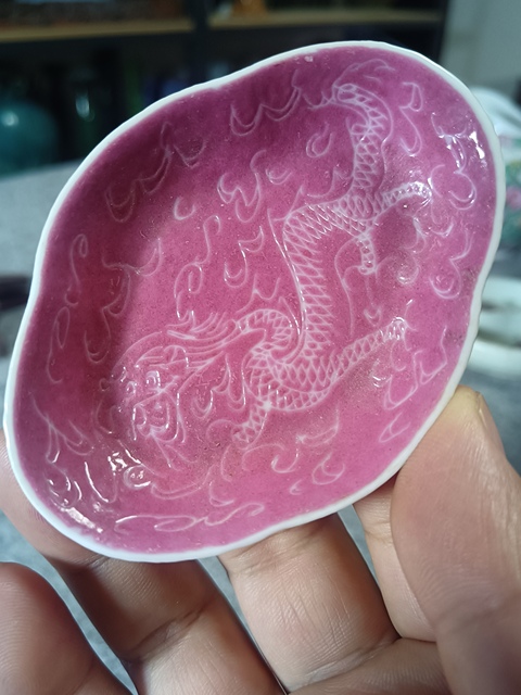 古玩陶瓷(全品)民國胭脂紅軋道龍紋筆舔品相:品相如圖全品尺寸:直徑8.5cm拍賣,當前價格228元