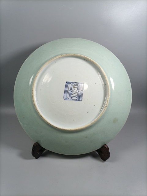 古玩陶瓷大清道光年製官窯本朝款豆青釉粉彩花鳥紋大盤拍賣,當前價格1980元