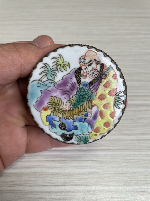 古玩陶瓷民國 銅鍍銀鑲嵌老瓷片 粉彩羅漢圖胭脂粉盒拍賣,當前價格280元